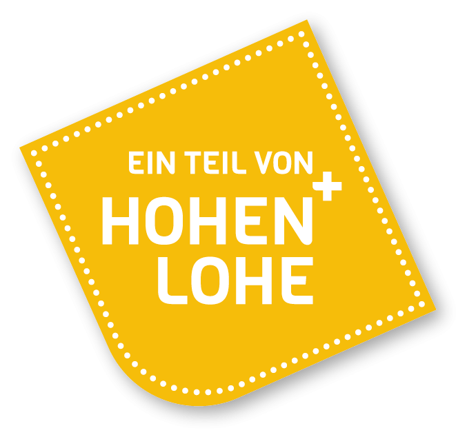 Hohenlohe Plus Logo von Hohenlohe Plus in Gelb mit dem Slogan „Ein Teil von Hohenlohe“.